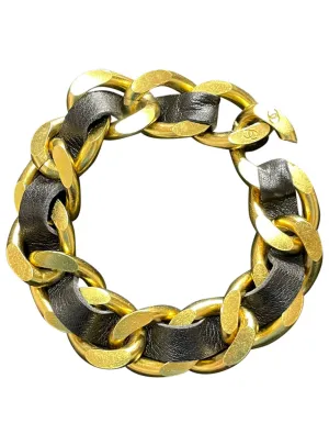 MINT. Vintage Chanel golden chain and black bracelet with CC motifs. Must have 90s classic jewelry from Chanel. 0411272