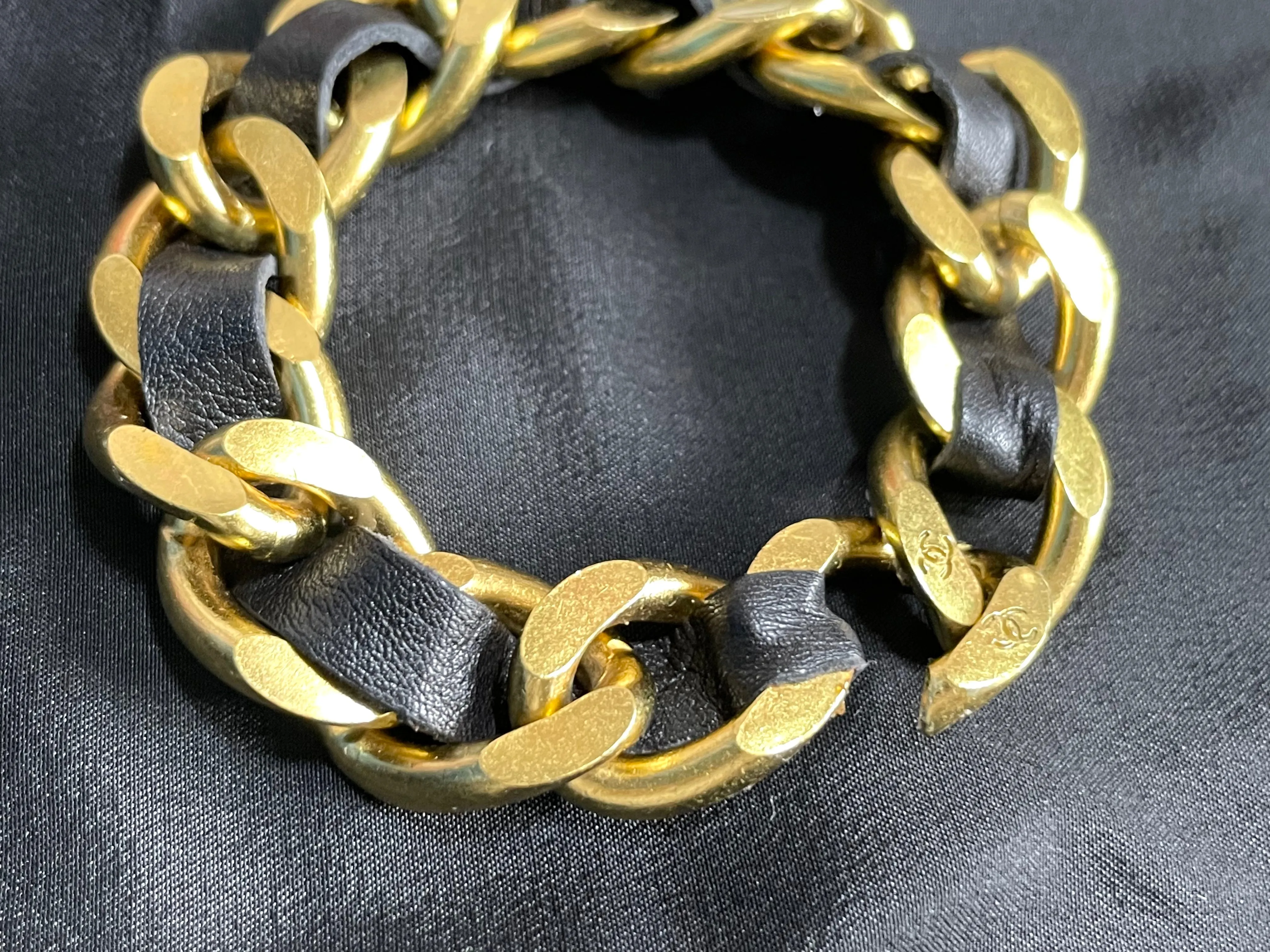 MINT. Vintage Chanel golden chain and black bracelet with CC motifs. Must have 90s classic jewelry from Chanel. 0411272