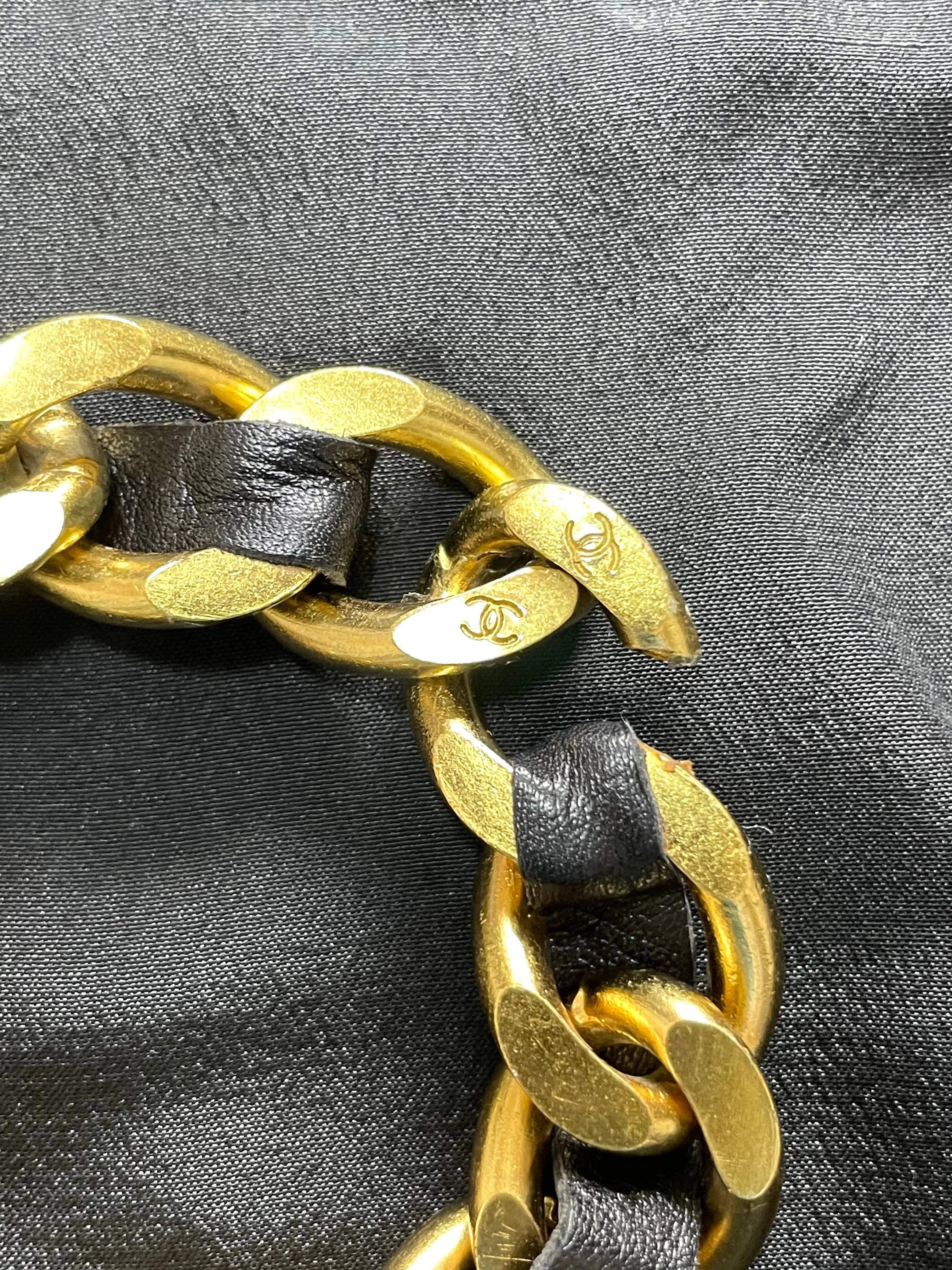 MINT. Vintage Chanel golden chain and black bracelet with CC motifs. Must have 90s classic jewelry from Chanel. 0411272
