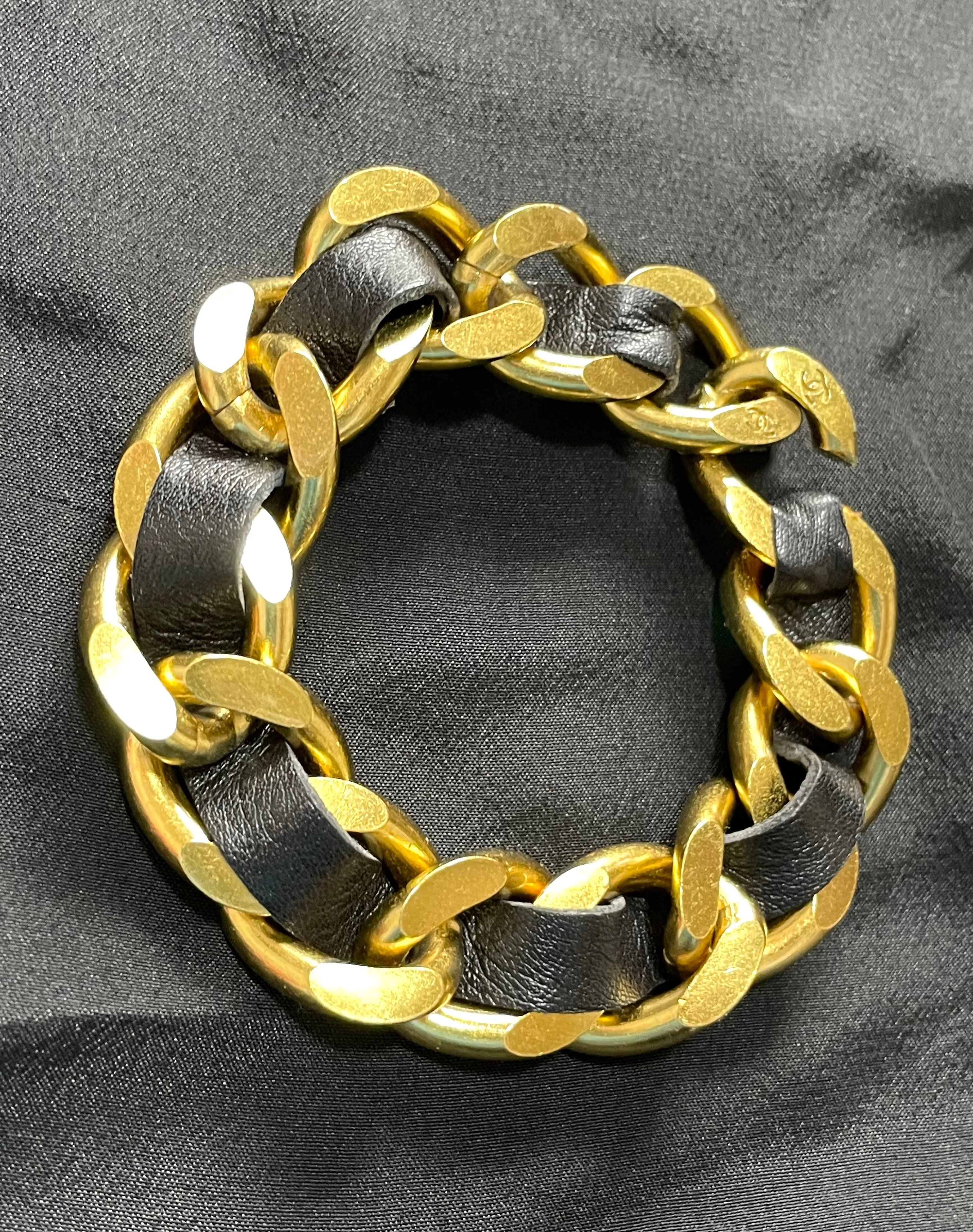 MINT. Vintage Chanel golden chain and black bracelet with CC motifs. Must have 90s classic jewelry from Chanel. 0411272