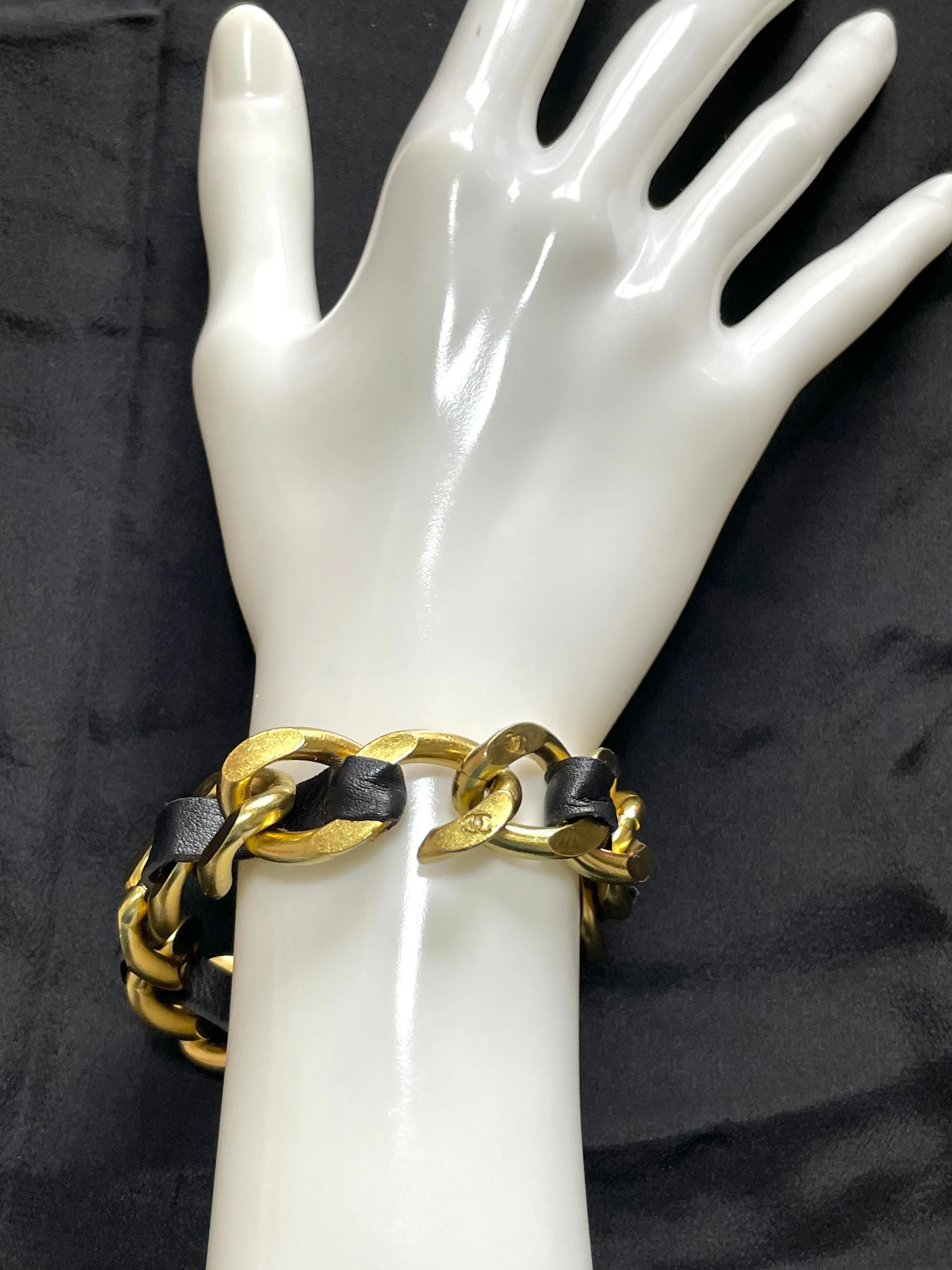 MINT. Vintage Chanel golden chain and black bracelet with CC motifs. Must have 90s classic jewelry from Chanel. 0411272