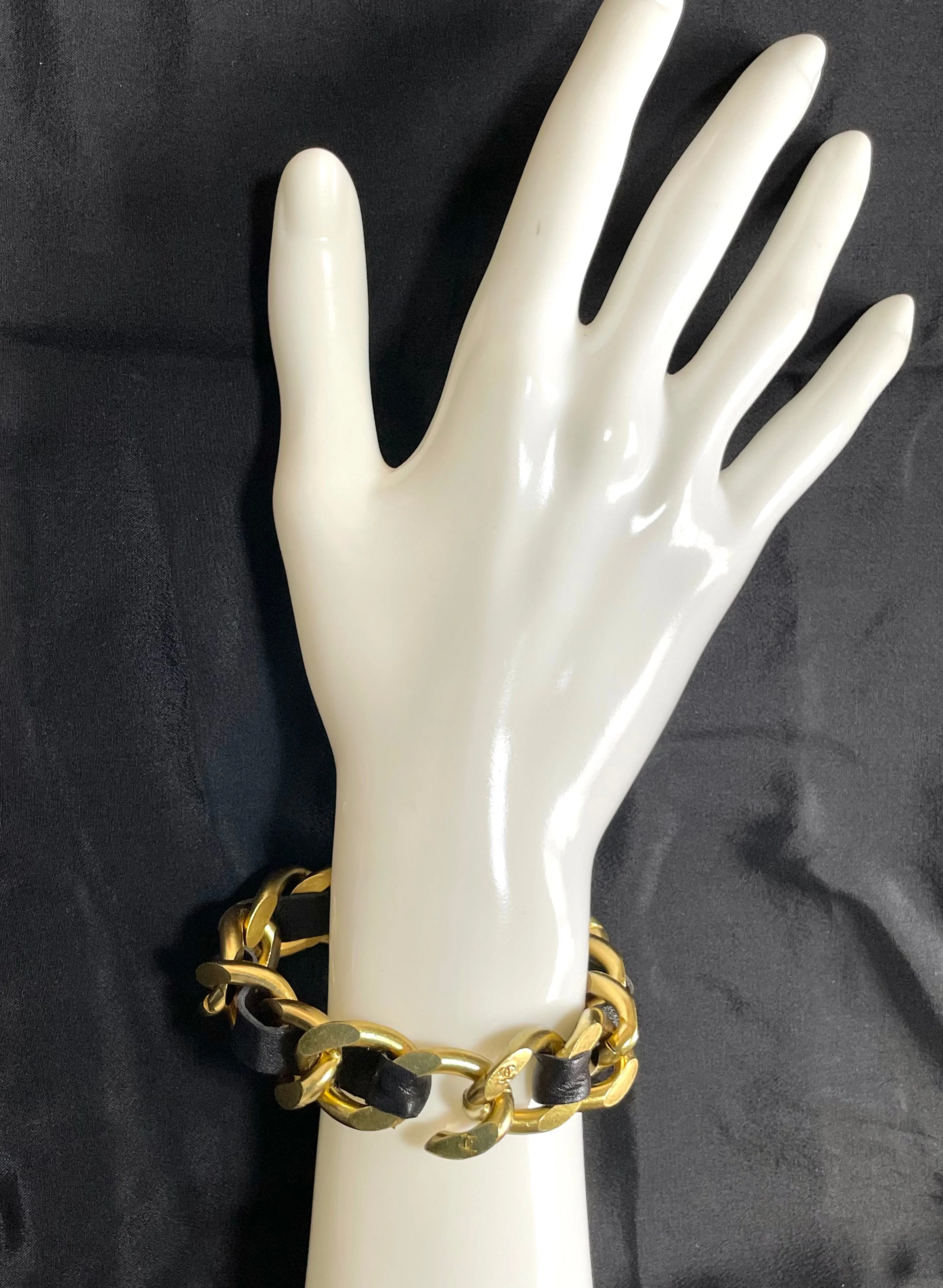 MINT. Vintage Chanel golden chain and black bracelet with CC motifs. Must have 90s classic jewelry from Chanel. 0411272