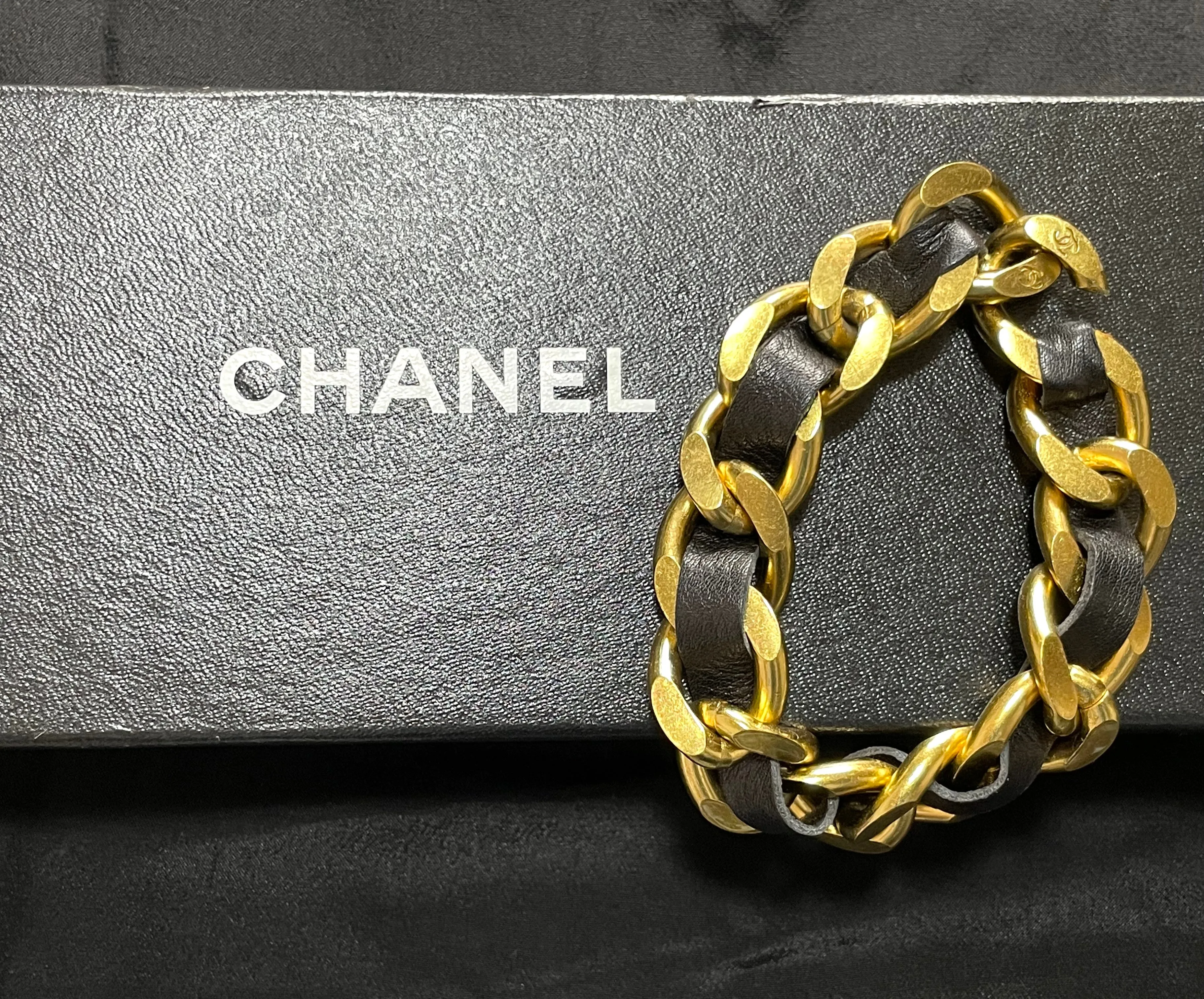 MINT. Vintage Chanel golden chain and black bracelet with CC motifs. Must have 90s classic jewelry from Chanel. 0411272