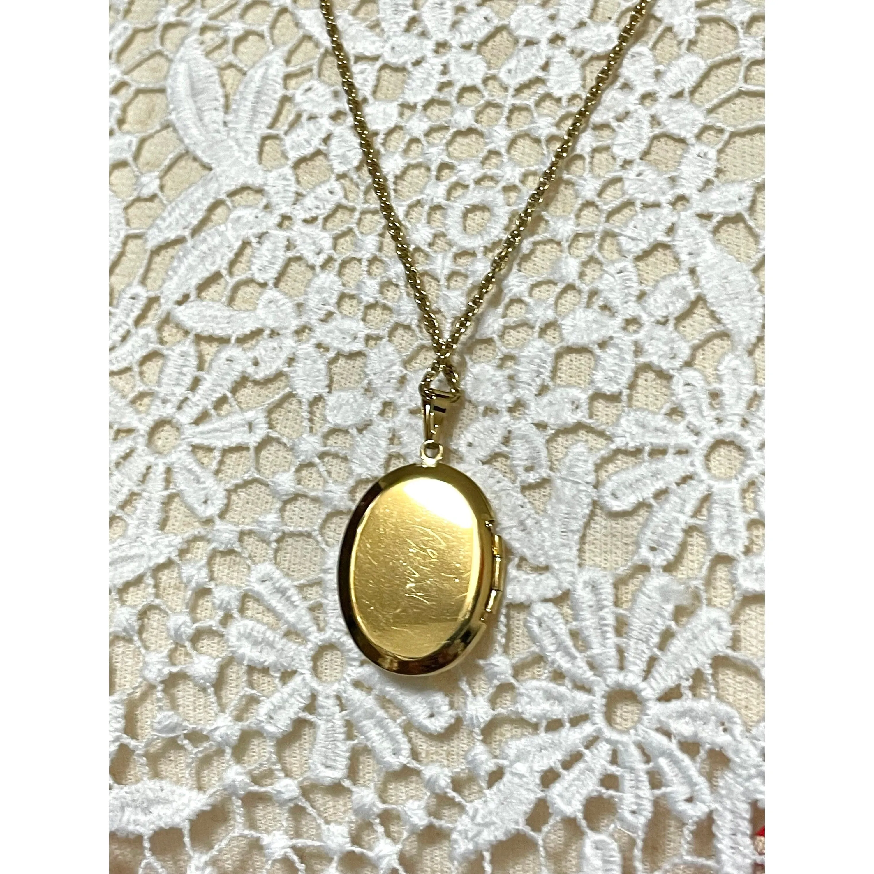 MINT. Vintage NINA RICCI golden chain necklace with logo engraved photo case top. Must have rare jewelry. 050917ya1