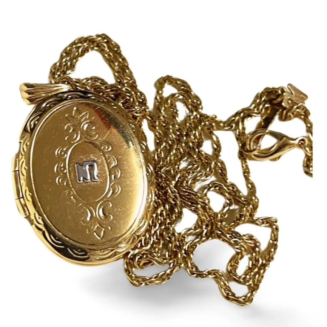 MINT. Vintage NINA RICCI golden chain necklace with logo engraved photo case top. Must have rare jewelry. 050917ya1