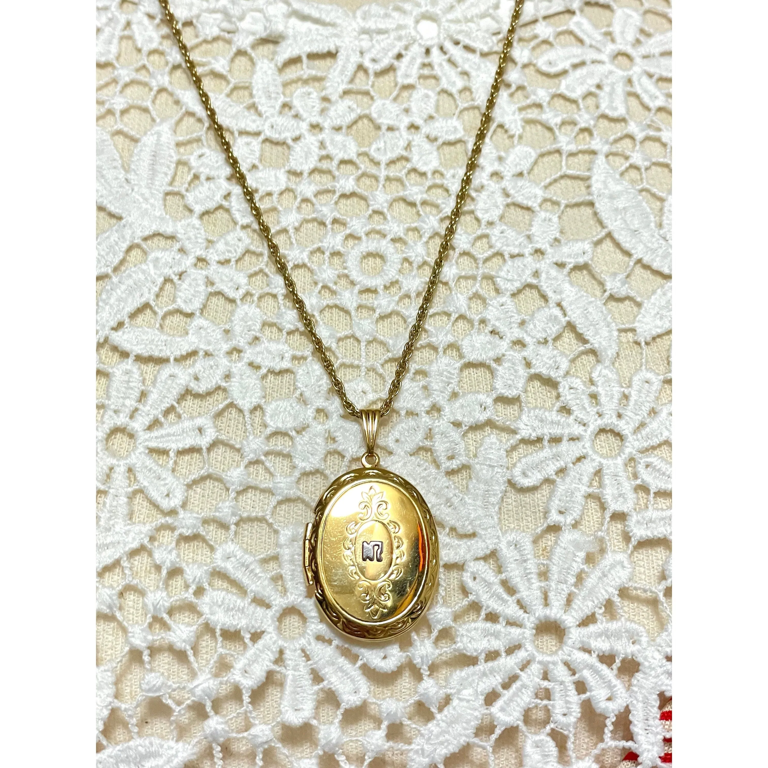 MINT. Vintage NINA RICCI golden chain necklace with logo engraved photo case top. Must have rare jewelry. 050917ya1