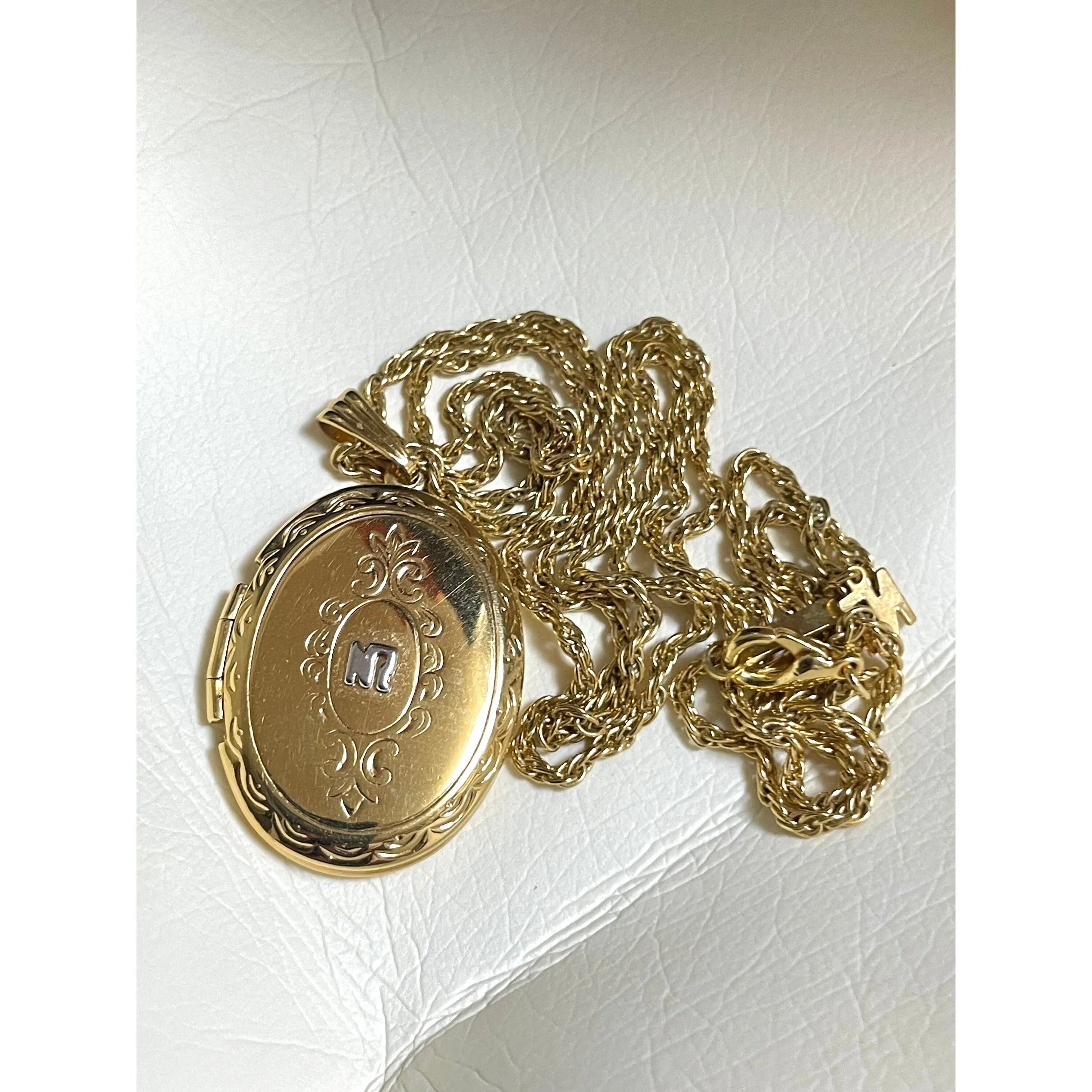 MINT. Vintage NINA RICCI golden chain necklace with logo engraved photo case top. Must have rare jewelry. 050917ya1