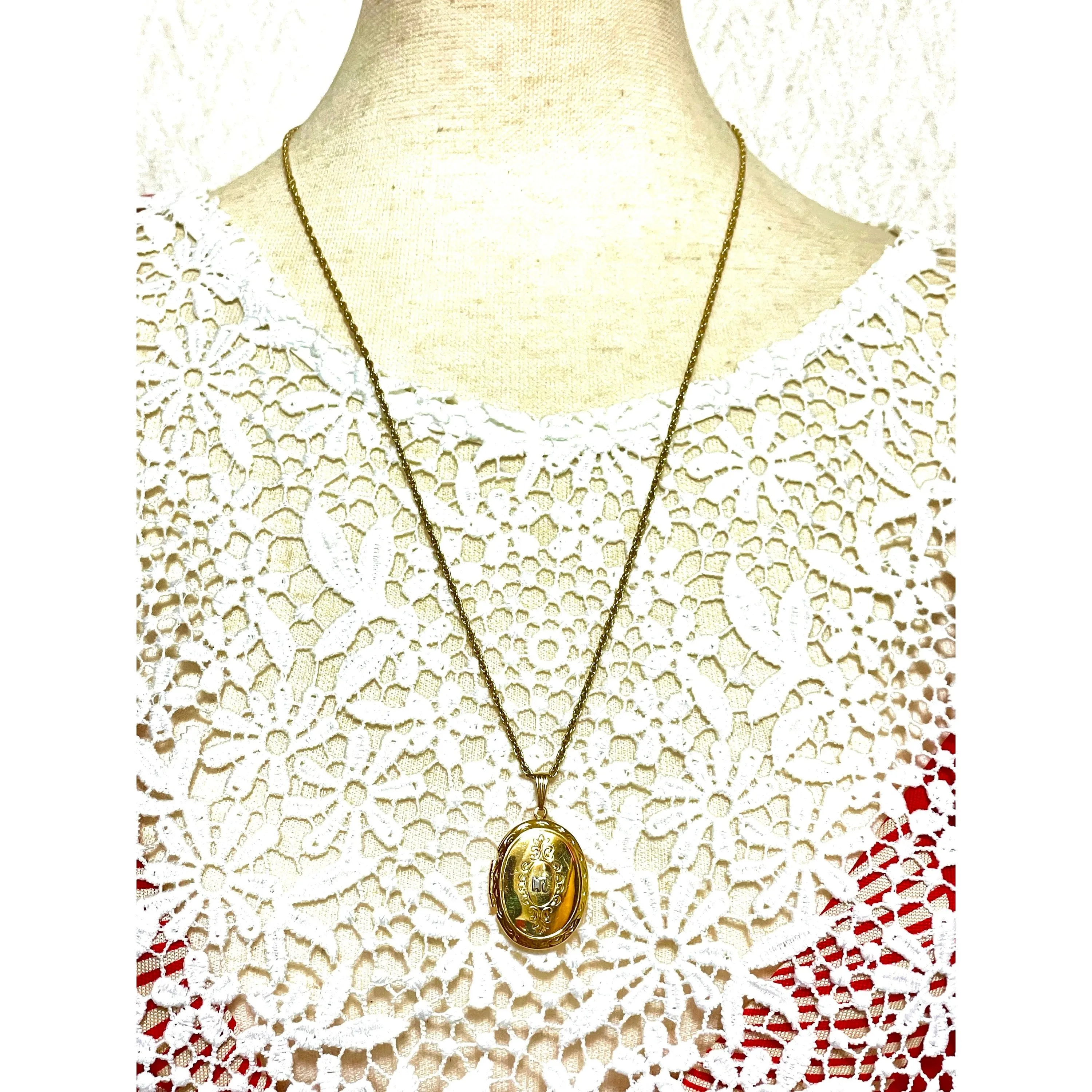 MINT. Vintage NINA RICCI golden chain necklace with logo engraved photo case top. Must have rare jewelry. 050917ya1